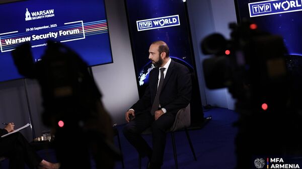 В рамках Варшавского форума безопасности глава МИД Арарат Мирзоян дает интервью польскому каналу TVP World (3 октября 2025). Варшава - Sputnik Армения