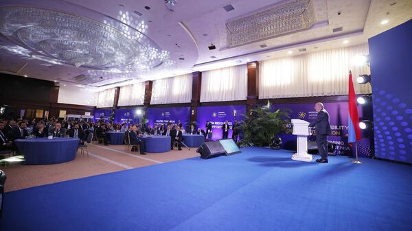 Премьер-министр Никол Пашинян на форуме Горнодобывающая промышленность (3 октября 2025). Цахкадзор - Sputnik Արմենիա