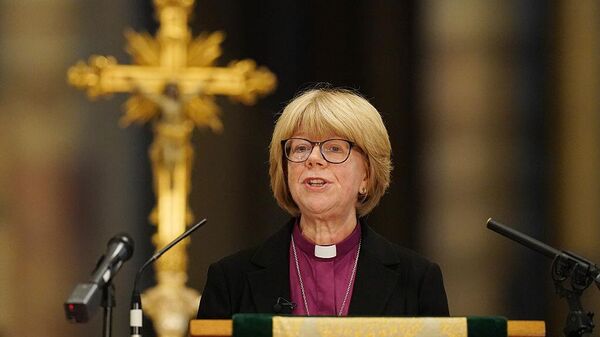 Кандидат на пост архиепископа Кентерберийского Сара Маллалли выступает с речью в Кентерберийском соборе в Кенте после объявления о её назначении 106-м архиепископом Кентерберийским (3 октября 2025). Англия - Sputnik Արմենիա