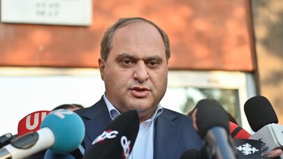 Адвокат Ара Зограбян общается с прессой после оглашения приговора суда Микаэлу Аджапахяну (03 октября 2025). Еревaн