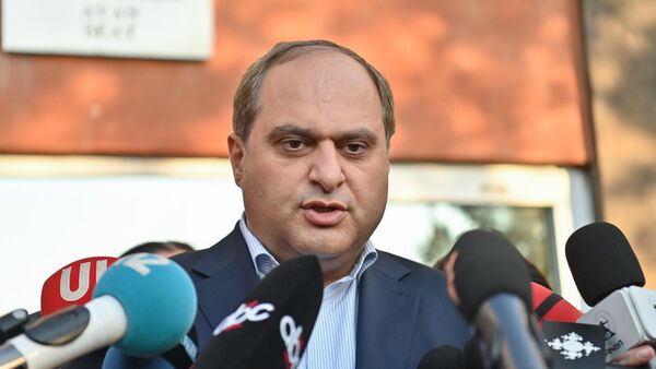 Адвокат Ара Зограбян общается с прессой после оглашения приговора суда Микаэлу Аджапахяну (03 октября 2025). Еревaн - Sputnik Армения