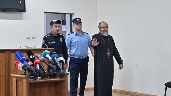 Предводитель Ширакской епархии архиепископ Микаэл Аджапахян во время оглашения приговора суда (03 октября 2025). Еревaн - Sputnik Армения