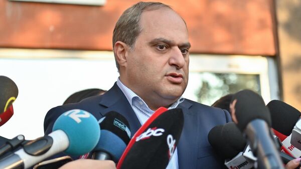 Адвокат Ара Зограбян общается с прессой после оглашения приговора суда Микаэлу Аджапахяну (03 октября 2025). Еревaн - Sputnik Армения