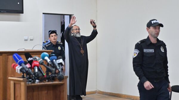 Предводитель Ширакской епархии архиепископ Микаэл Аджапахян во время оглашения приговора суда (03 октября 2025). Еревaн - Sputnik Армения