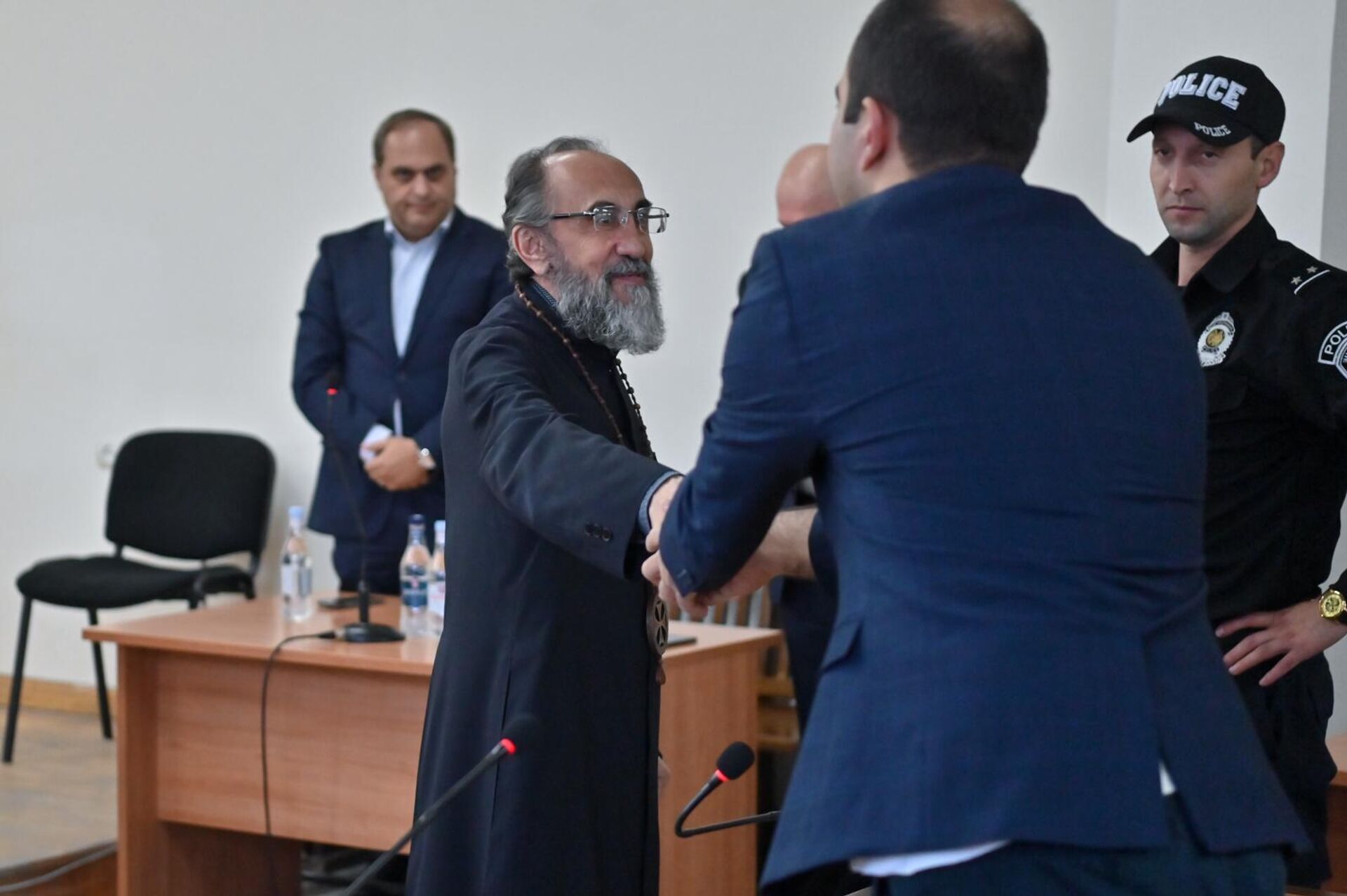 Предводитель Ширакской епархии архиепископ Микаэл Аджапахян после оглашения приговора суда (03 октября 2025). Еревaн - Sputnik Արմենիա, 1920, 03.10.2025