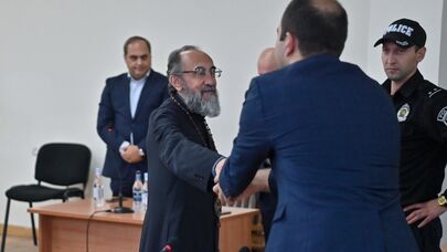 Предводитель Ширакской епархии архиепископ Микаэл Аджапахян после оглашения приговора суда (03 октября 2025). Еревaн