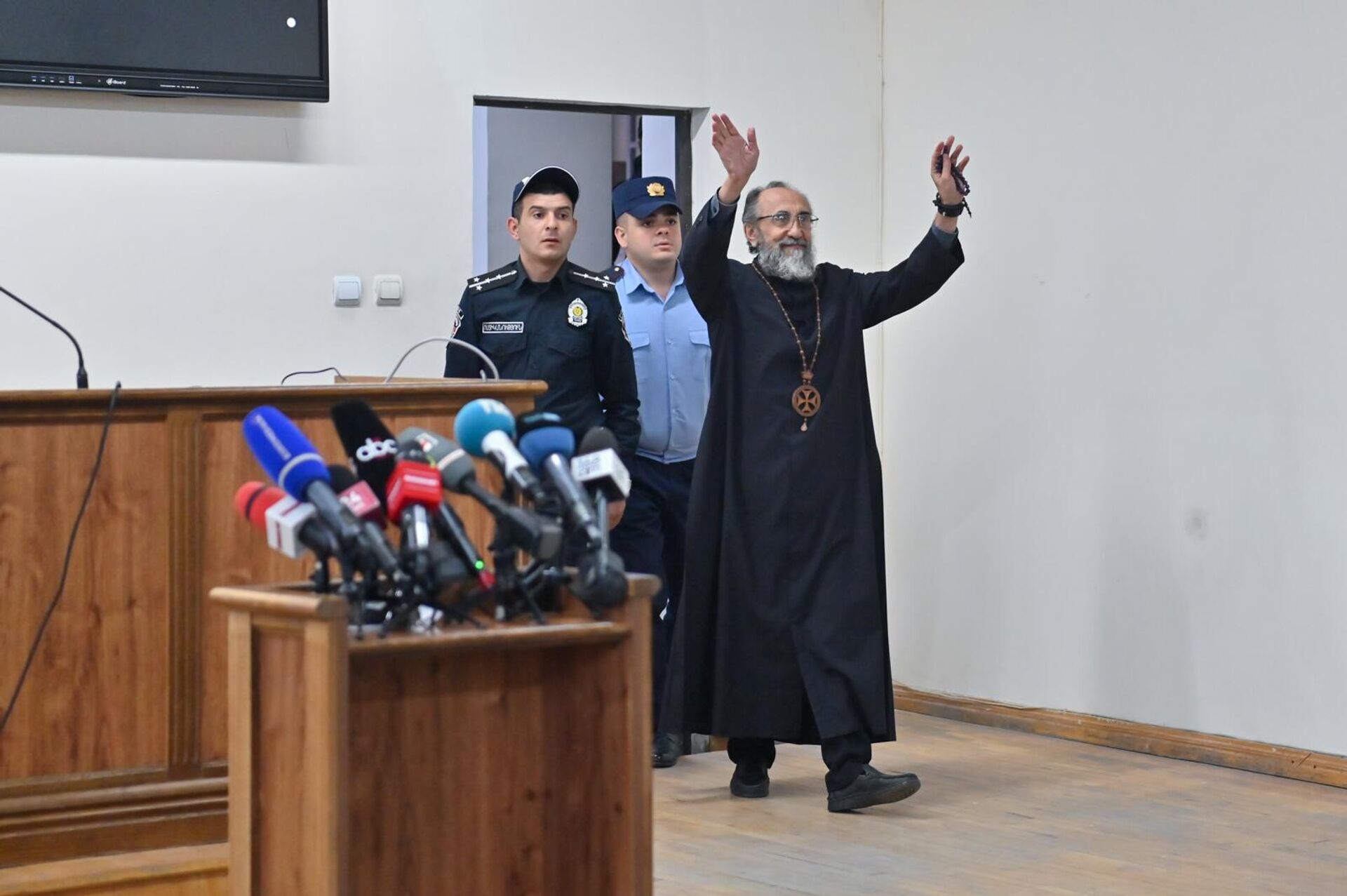 Предводитель Ширакской епархии архиепископ Микаэл Аджапахян во время оглашения приговора суда (03 октября 2025). Еревaн - Sputnik Армения, 1920, 30.12.2025