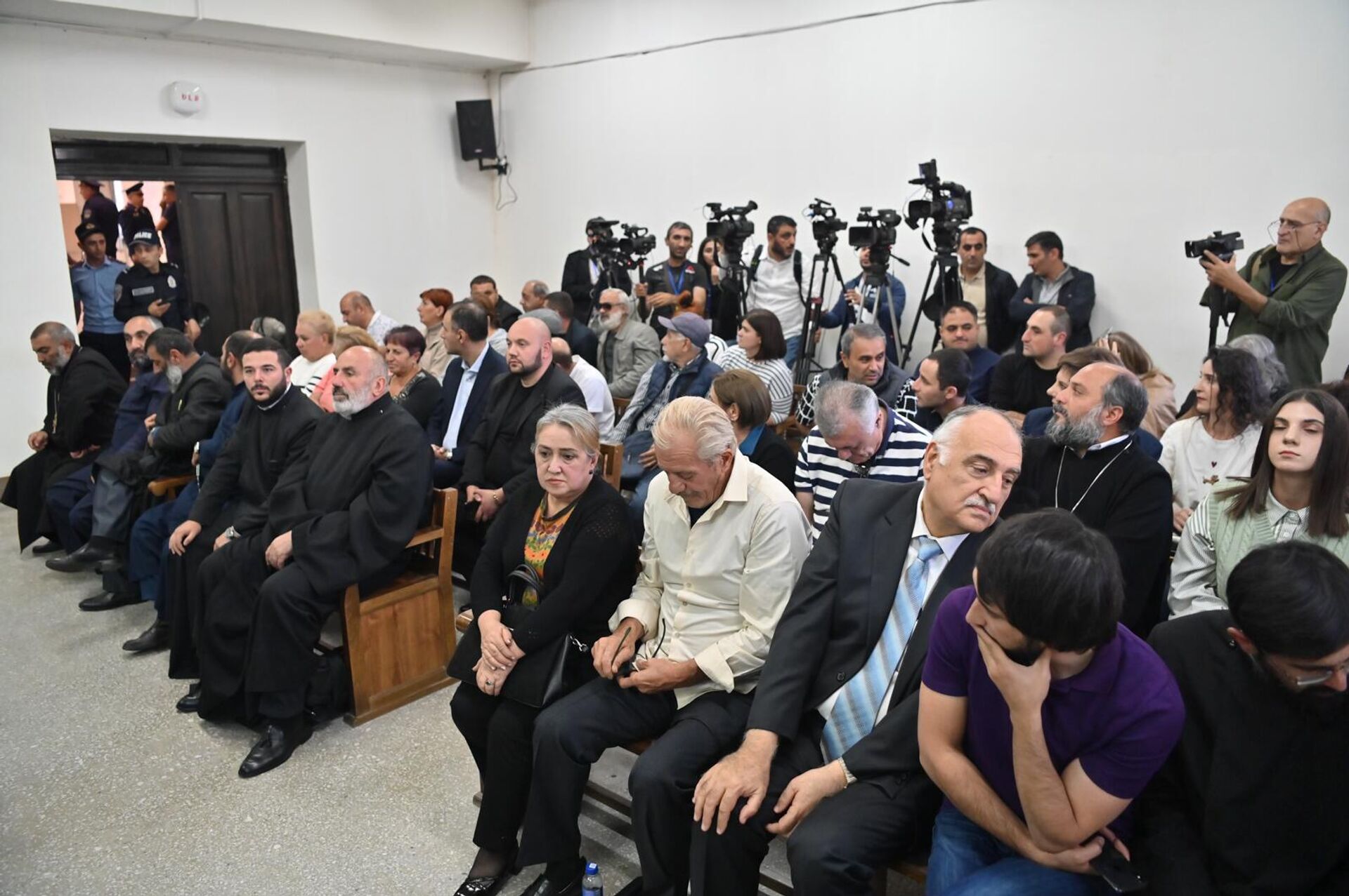 Сторонники во время оглашения приговора суда Микаэлу Аджапахяну (03 октября 2025). Еревaн - Sputnik Армения, 1920, 03.10.2025