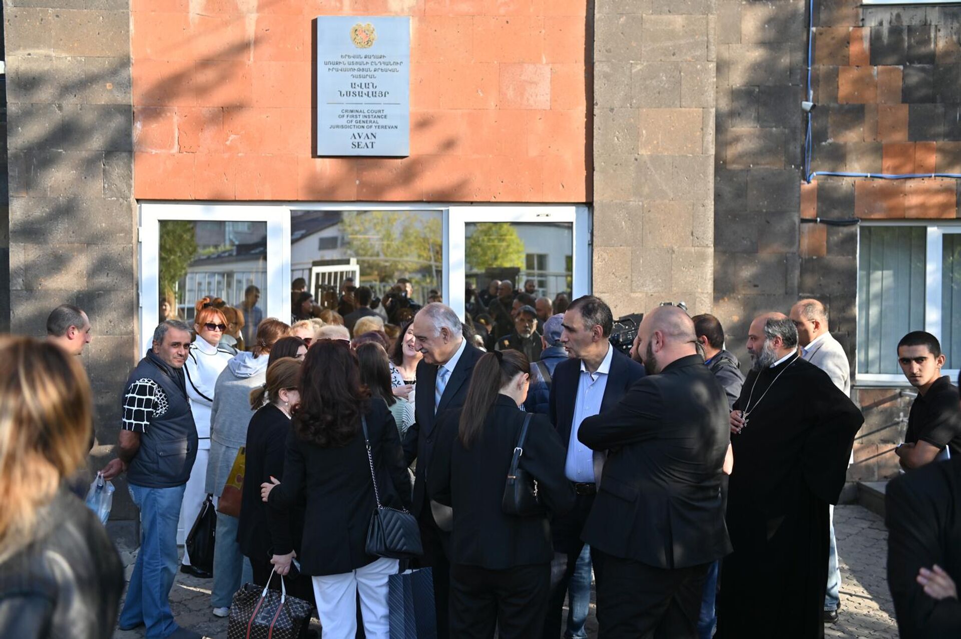 Сторонники во время оглашения приговора суда Микаэлу Аджапахяну (03 октября 2025). Еревaн - Sputnik Արմենիա, 1920, 03.10.2025