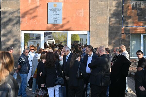 Միքայել սրբազանի կողմնակիցները դատավճռի հրապարակումից հետո - Sputnik Արմենիա