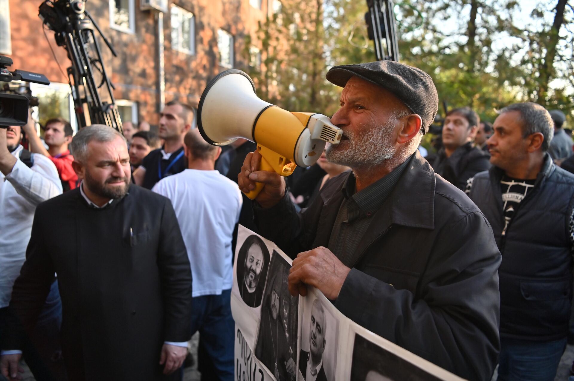 Сторонники во время оглашения приговора суда Микаэлу Аджапахяну (03 октября 2025). Еревaн - Sputnik Армения, 1920, 03.10.2025