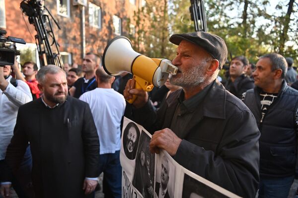 Միքայել սրբազանի կողմնակիցները դատավճռի հրապարակումից հետո - Sputnik Արմենիա