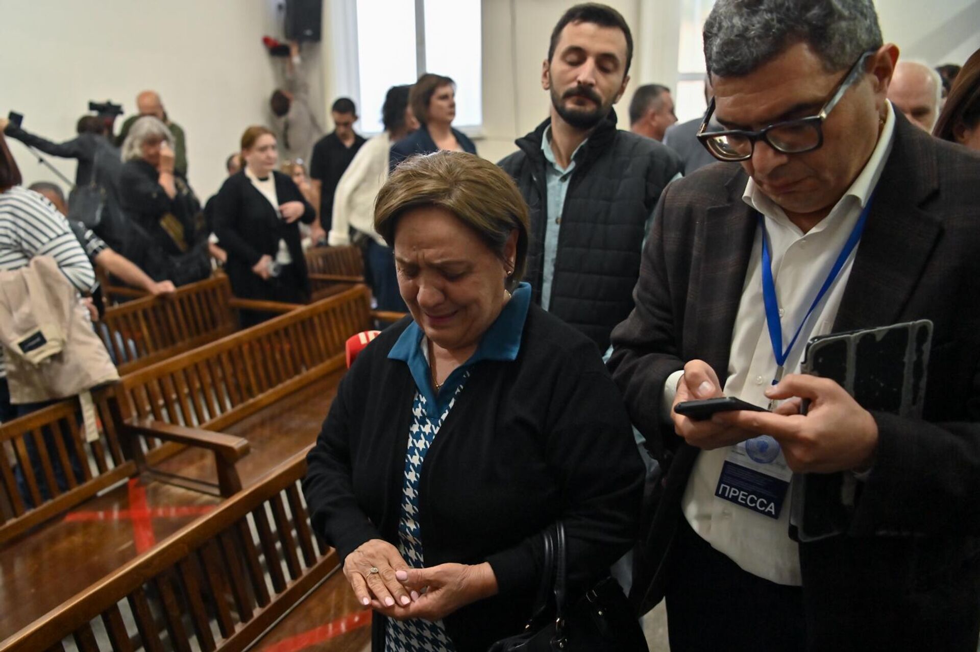 Сторонники после оглашения приговора суда Микаэлу Аджапахяну (03 октября 2025). Еревaн - Sputnik Արմենիա, 1920, 03.10.2025