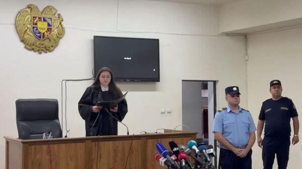 Судья Армине Меликсетян оглашает приговора суда Микаэлу Аджапахяну (03 октября 2025). Еревaн - Sputnik Արմենիա