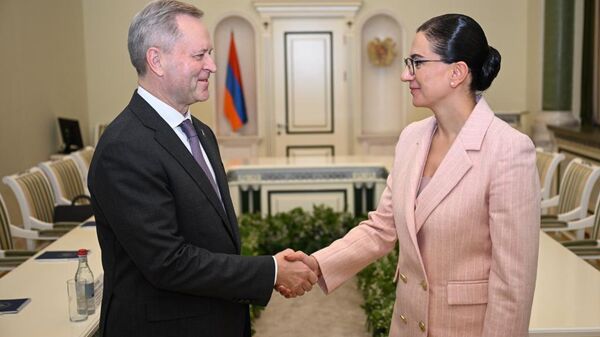 Генеральный прокурор Республики Армения Анна Вардапетян приняла делегацию во главе с заместителем Генерального прокурора Российской Федерации Петра Городова (04 октября 2025). Еревaн - Sputnik Армения
