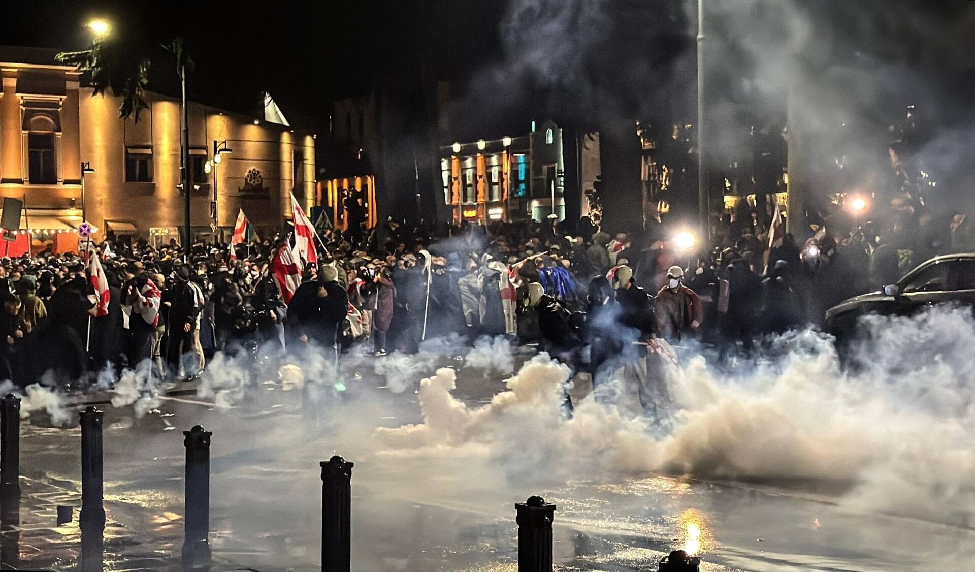 Стычки участников митинга оппозиции с полицией в Тбилиси (4 октября 2025). Грузия - Sputnik Արմենիա, 1920, 05.10.2025