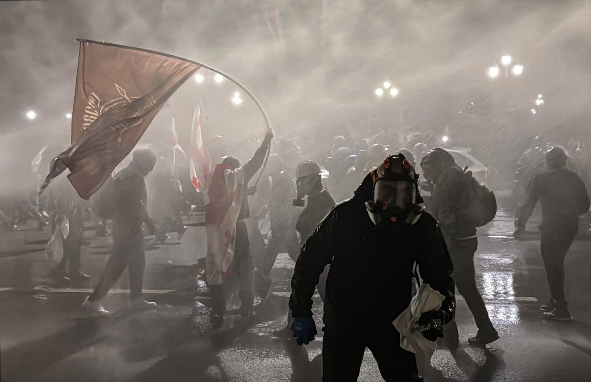 Стычки участников митинга оппозиции с полицией в Тбилиси (4 октября 2025). Грузия - Sputnik Արմենիա, 1920, 05.10.2025