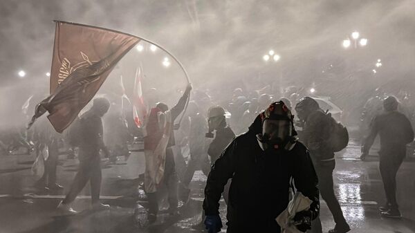 Стычки участников митинга оппозиции с полицией в Тбилиси (4 октября 2025). Грузия - Sputnik Армения