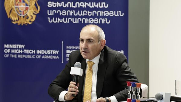 Премьер-министр Никол Пашинян проводит брифинг в рамках открытия здания бизнес-акселератора Инженерный городок (5 октября 2025). Еревaн - Sputnik Армения