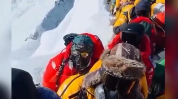 Около тысячи человек оказались в ловушке на восточном склоне Эвереста в Тибете из-за сильного снегопада - Sputnik Армения