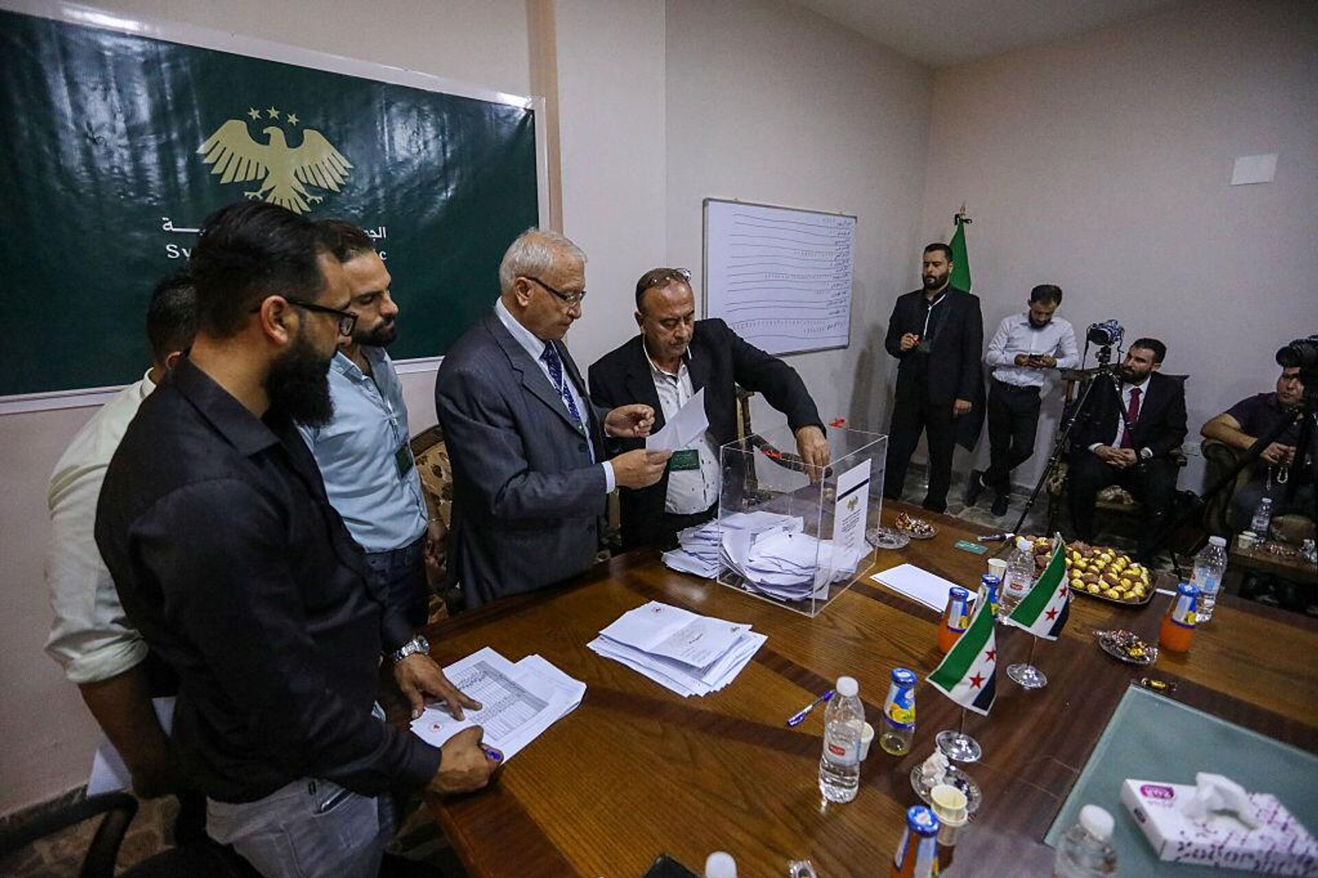 Члены избирательной комиссии сортируют бюллетени после окончания голосования на избирательном участке в правительственном комплексе в Джаблее (5 октября 2025). Сирия - Sputnik Արմենիա, 1920, 05.10.2025