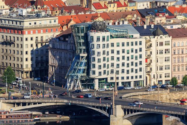 Танцующий дом в Праге, ЧехияВ шутку это архитектурное сооружение называют &quot;Дженифер и Фрейд&quot;, в честь знаменитой танцующей пары из одноименного фильма - Sputnik Армения