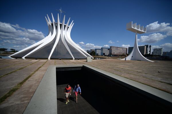 Բրազիլիա քաղաքի մայր տաճարըԱյս կառույցի համար ճարտարապետը 1988 թվականին Պուլիցերյան մրցանակ է ստացել։ Շենքի 16 սյուները խորհրդանշում են երկինք բարձրացված ձեռքեր, որոնց միջև կան վիտրաժներ։ - Sputnik Արմենիա