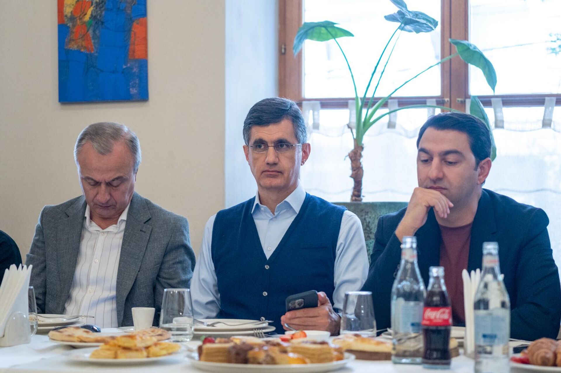 Генеральный директор телекоммуникационной компании Ucom Ральф Йирикян и исполнительный директор Союза работодателей информационных и коммуникационных технологий Эдуард Мусаелян (справа) на технологическом саммите Silicon Mountains 2025 под названием Анатомия искусственного интеллекта (6 октября 2025). Еревaн - Sputnik Армения, 1920, 06.10.2025