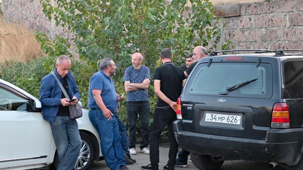 Родные погибших и пропавших без вести во дворе здания суда (6 октября 2025). Ереван - Sputnik Армения