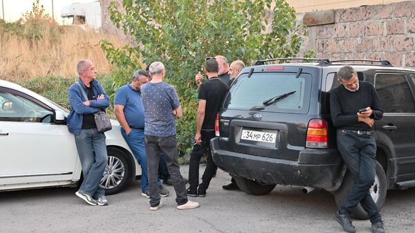 Родные погибших и пропавших без вести во дворе здания суда (6 октября 2025). Ереван - Sputnik Армения