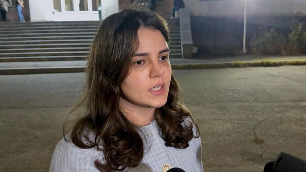 Адвокат Татевик Согоян общается с прессой во дворе здания суда (6 октября 2025). Ереван - Sputnik Армения