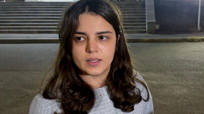 Адвокат Татевик Согоян общается с прессой во дворе здания суда (6 октября 2025). Ереван