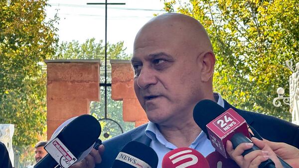 Новый глава Паракара Оник Ахвердян общается с прессой (7 октября 2025). Еревaн - Sputnik Армения