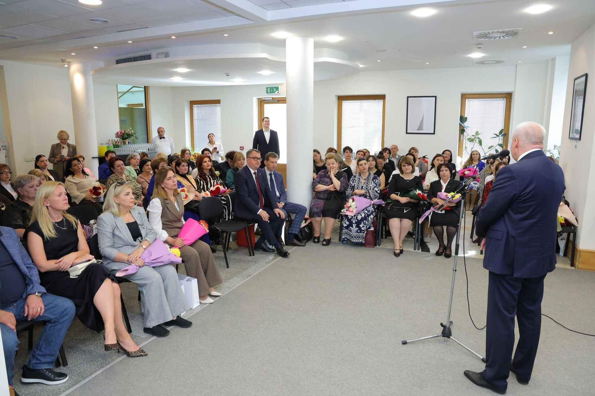 Посол РФ Сергей Копыркин поздравил педагогов с Днем учителя на вечере в Русском доме (8 октября 2025). Еревaн - Sputnik Армения, 1920, 08.10.2025