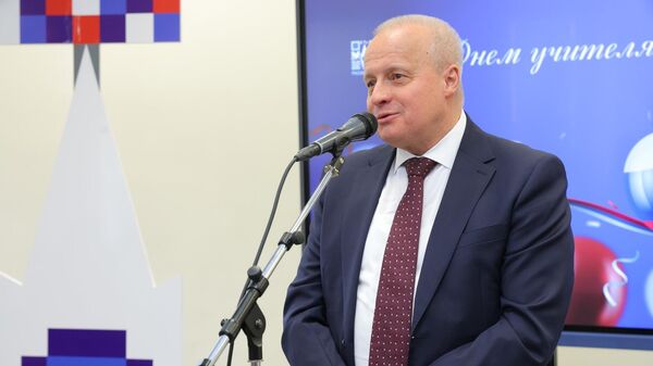 Посол РФ Сергей Копыркин поздравил педагогов с Днем учителя на вечере в Русском доме (8 октября 2025). Еревaн - Sputnik Армения