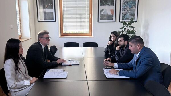 Советник посольства, представитель Госкорпорации Росатом Вячеслав Прошкин, заместитель директора Русского дома Виктория Дерипаско и координатор программы Новое поколение Татевик Агаджанян во время обсуждения деталей поездки на Российскую энергетическую неделю (9 октября 2025). Еревaн - Sputnik Армения