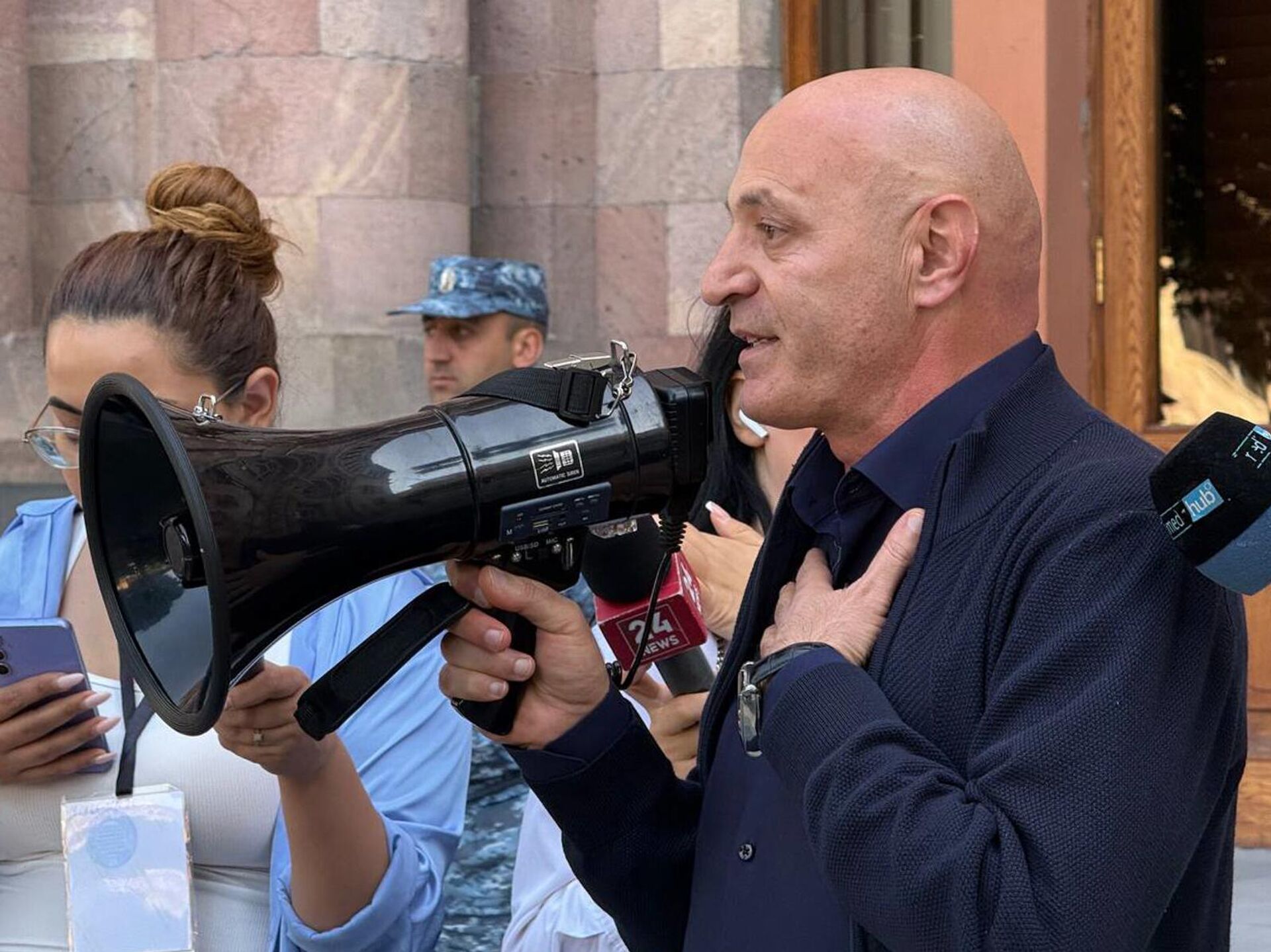 Анастас Исраелян в числе группы вынужденных переселенцев из Нагорного Карабаха проводит акцию у здания правительства (9 октября 2025). Еревaн - Sputnik Армения, 1920, 09.10.2025