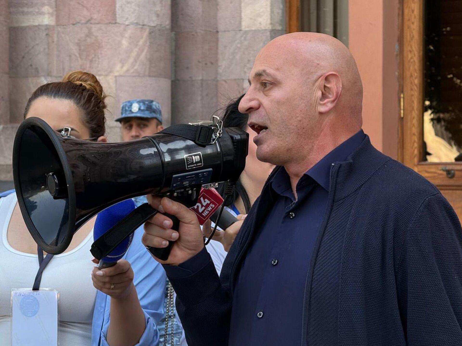 Анастас Исраелян в числе группы вынужденных переселенцев из Нагорного Карабаха проводит акцию у здания правительства (9 октября 2025). Еревaн - Sputnik Արմենիա, 1920, 09.10.2025