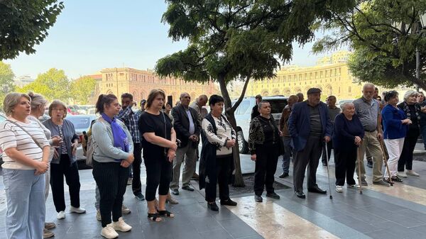 Группа вынужденных переселенцев из Нагорного Карабаха проводит акцию у здания правительства (9 октября 2025). Еревaн - Sputnik Армения