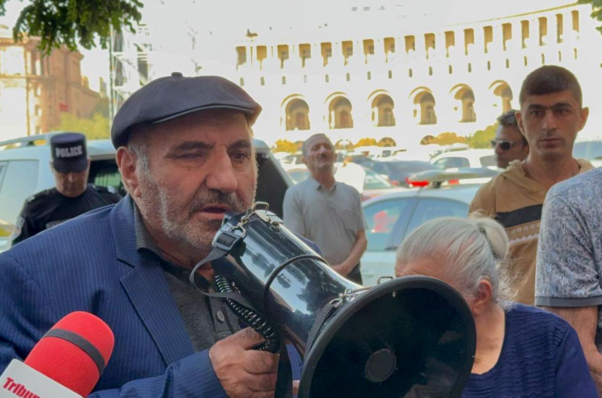 Сурен Шабоян в числе группы вынужденных переселенцев из Нагорного Карабаха проводит акцию у здания правительства (9 октября 2025). Еревaн - Sputnik Армения, 1920, 09.10.2025