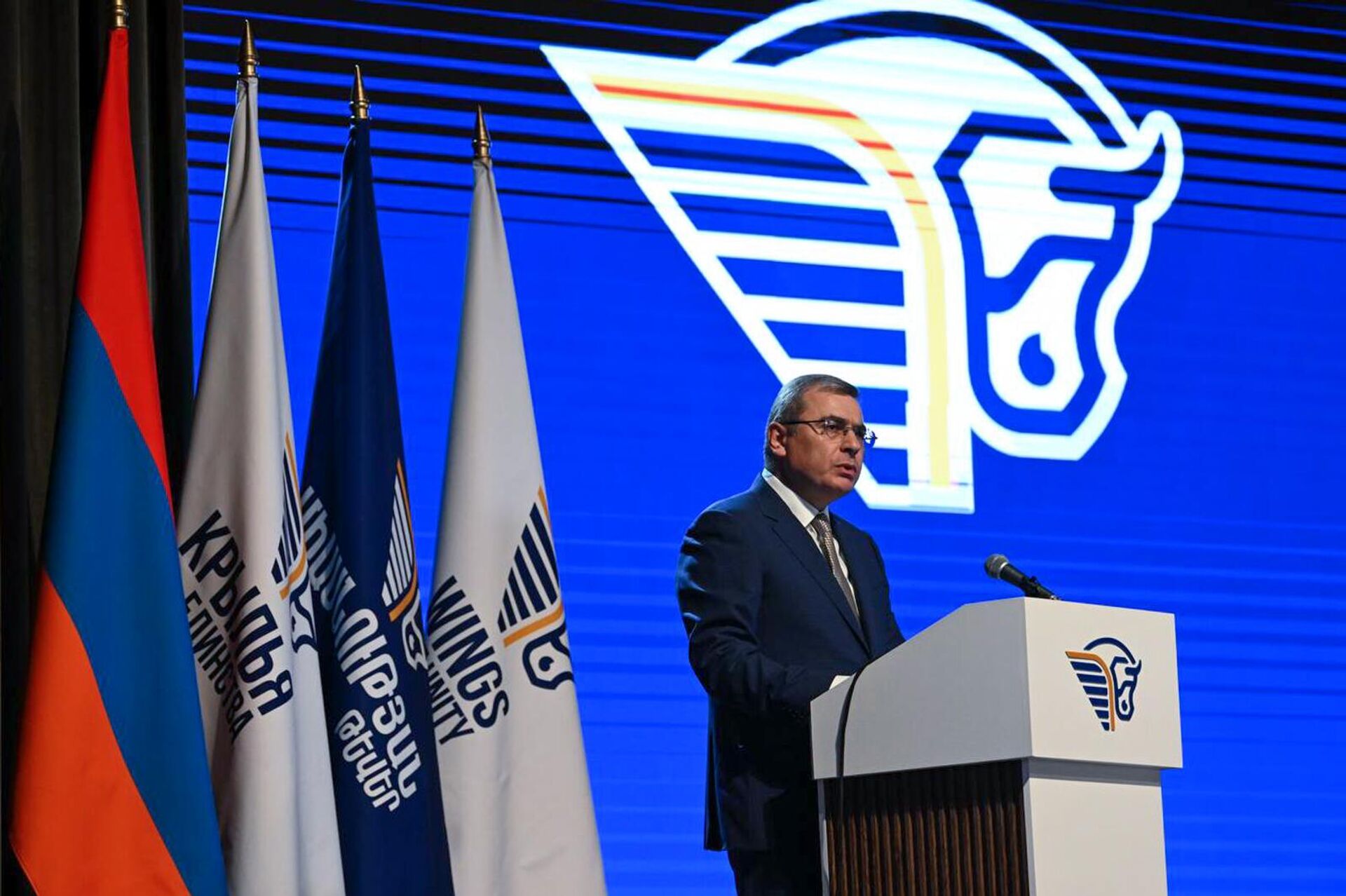 Бывший председатель Комитета государственных доходов Давид Ананян на брифинге, где Арман Татоян представляет свою партию Крылья единства (9 октября 2025). Еревaн - Sputnik Армения, 1920, 09.10.2025