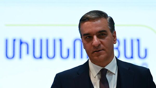 Арман Татоян дает пресс-конференцию по итогам презентации своей партии Крылья единства (9 октября 2025). Еревaн - Sputnik Армения