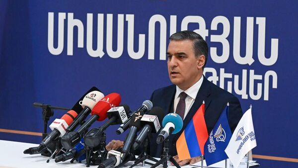 Арман Татоян дает пресс-конференцию по итогам презентации своей партии Крылья единства (9 октября 2025). Еревaн - Sputnik Армения