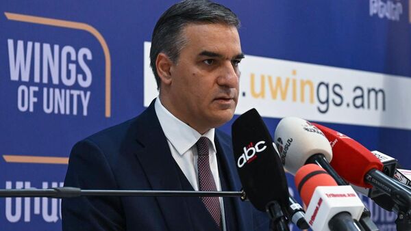 Арман Татоян дает пресс-конференцию по итогам презентации своей партии Крылья единства (9 октября 2025). Еревaн - Sputnik Армения