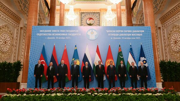 Участники заседания совета глав государств СНГ во время общего фотографирования. Слева направо: президент Азербайджана Ильхам Алиев, премьер-министр Армении Никол Пашинян, президент Белоруссии Александр Лукашенко, президент Казахстана Касым-Жомарт Токаев, президент РФ Владимир Путин, президент Таджикистана Эмомали Рахмон, президент Киргизии Садыр Жапаров, президент Туркменистана Сердар Бердымухамедов, президент Узбекистана Шавкат Мирзиёев, генеральный секретарь СНГ Сергей Лебедев (10 октября 2025). Душанбе - Sputnik Армения