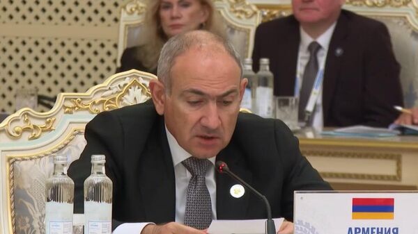 Премьер-министр Никол Пашинян выступает с речью во время заседания совета глав государств СНГ (10 октября 2025). Душанбе - Sputnik Армения