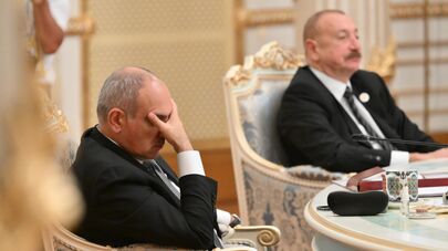 Премьер-министр Армении Никол Пашинян и президент Азербайджана Ильхам Алиев на заседании совета глав государств СНГ в узком составе (10 октября 2025). Душанбе