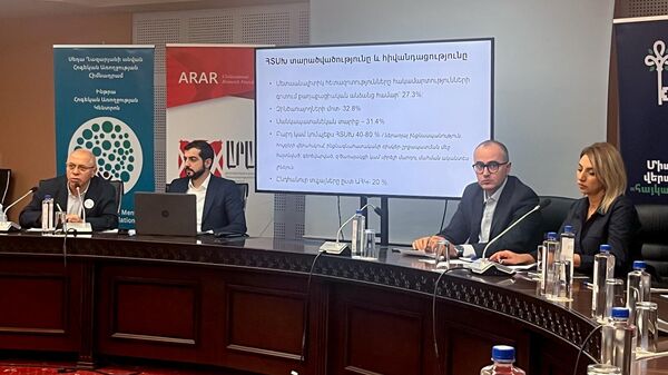 Психолог-эксперт, директор Центра психического здоровья Интра Хачатур Гаспарян, исполнительный директор Фонда цивилизационных исследований АРАР Армен Хачикян, нынешний директор Армянского фонда духовной реабилитации Ованнес Никогосян и руководитель духовно-психологических программ Армянского фонда духовной реабилитации Ани Манукян на дискуссии на тему Психологические последствия войны и пути их восстановления (10 октября 2025). Еревaн - Sputnik Армения