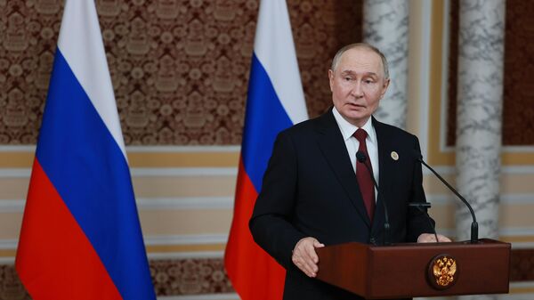 Президент РФ Владимир Путин выступает перед представителями СМИ после участия в заседании совета глав государств СНГ и проведения двусторонней встречи (10 октября 2025). Душанбе - Sputnik Արմենիա
