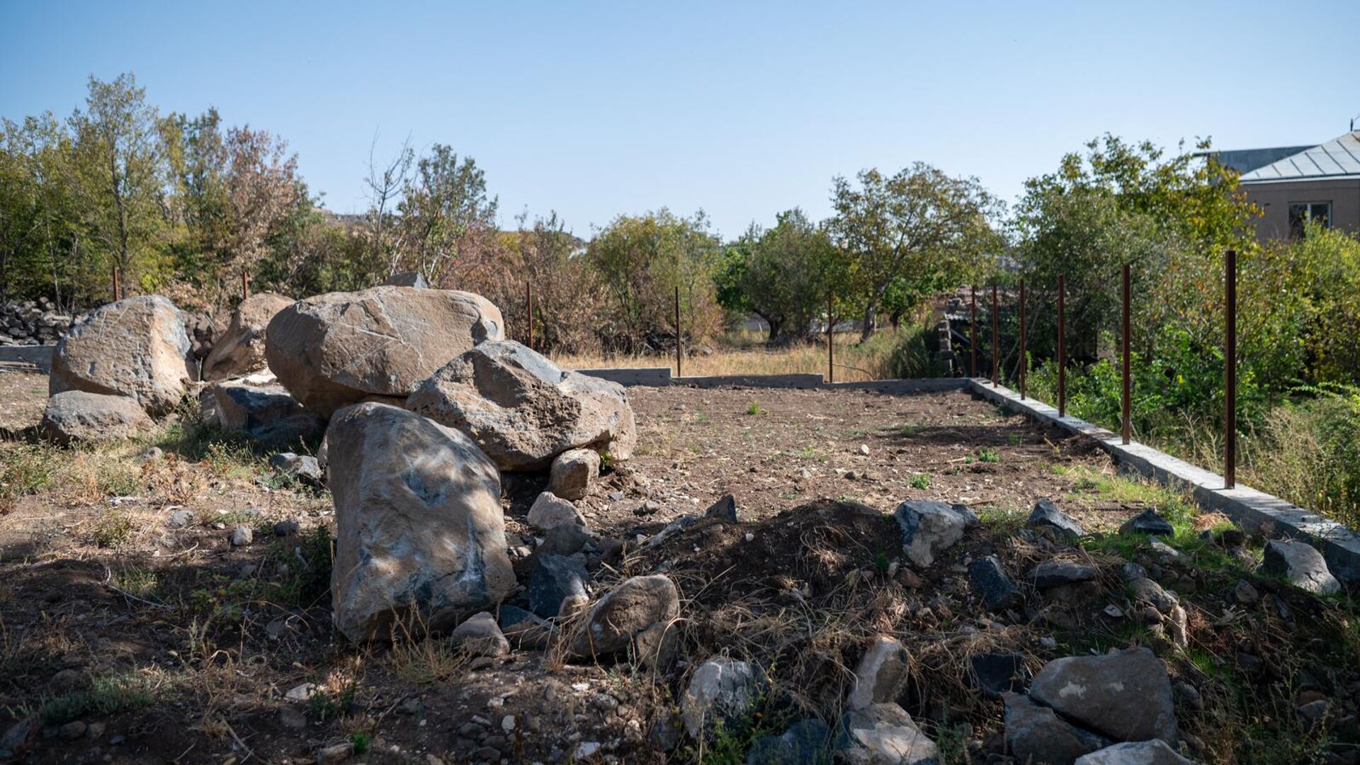 Элен Микаелян и её муж начали строительство будущего дома в селе Ахдзк Элен Микаелян и её муж начали строительство будущего дома в селе Ахдзк - Sputnik Армения, 1920, 26.10.2025